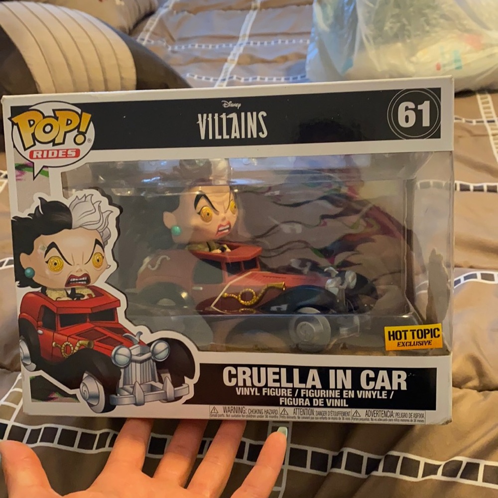 Funko Pop cruella in car